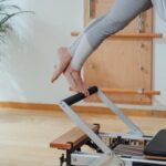 Esercizi Pilates Osteoporosi Esercizi Pilates per osteoporosi: rafforza le ossa con movimenti controllati e la parola chiave