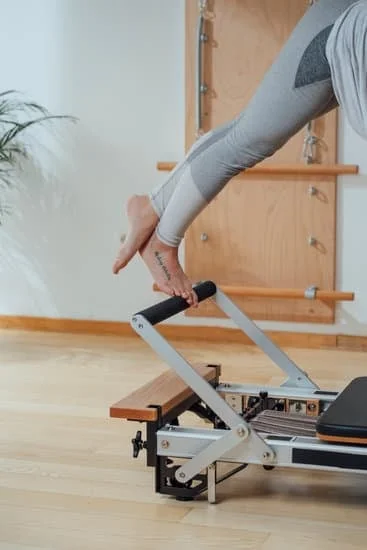 Esercizi Pilates per osteoporosi: rafforza le ossa con movimenti controllati e la parola chiave