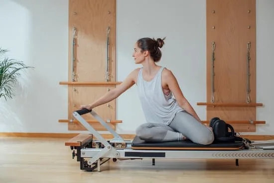 Esercizi con elastico Pilates: tonifica il corpo in modo efficace e divertente