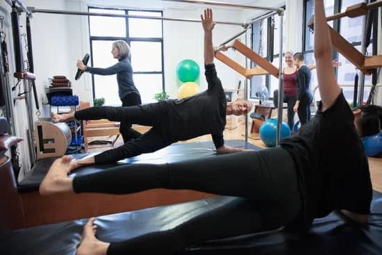 Scopri i benefici degli esercizi Pilates con la palla per un allenamento completo ed efficace