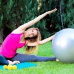 Calcio Laterale in Ginocchio Pilates Esercizi di calcio laterale in ginocchio Pilates per rinforzare i muscoli stabilizzatori dell'anca