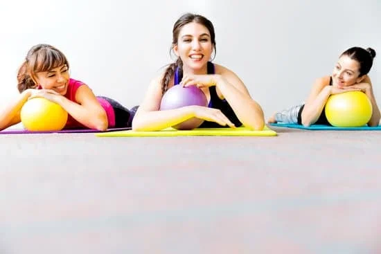 Esercizi Pilates con la palla grande: rafforza e allunga il corpo in modo efficace e divertente