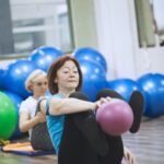 Esercizi brevi 20 MINUTI DI PILATES AL GIORNO per tonificare il corpo. Allenamento quotidiano 20 MINUTI DI PILATES AL GIORNO per migliorare la forma fisica. Concetto di allenamento 20 MINUTI DI PILATES AL GIORNO per raggiungere risultati
