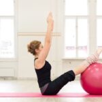 Esercizi Pilates Con Reformer Esercizi Pilates con Reformer: migliora la tua postura e flessibilità con questo strumento versatile