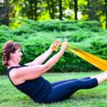 Esercizi Pilates a Terra Esercizi pilates a terra: scopri i migliori movimenti per tonificare e rafforzare il corpo