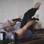 Esercizi Con Cilindro Pilates Esercizi con cilindro Pilates: movimenti fluidi e posizioni sostenute per migliorare la forza e la flessibilità