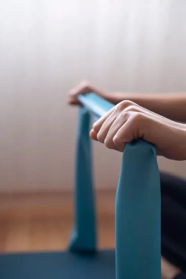 Esercizi di Pilates in piedi per migliorare equilibrio e forza muscolare