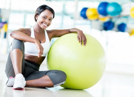 Esercizi con palla grande Pilates: migliorare la forza e la stabilità