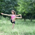 Scegliamo gli esercizi con barra elastica Pilates per tonificare e rafforzare ogni muscolo