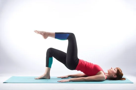 Esercizi di Pilates per la schiena a casa: 5 movimenti per alleviare il mal di schiena