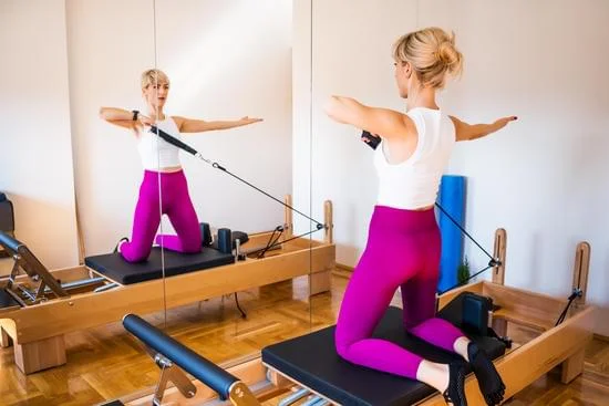 Scopri i benefici del pilates con la celebre Elisabetta Canalis, esperta dell'arte del benessere fisico