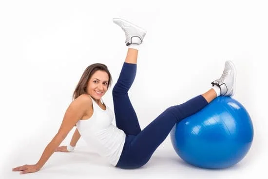 Allenamento completo con la palla pilates per migliorare le dimensioni del corpo