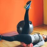 Esercizi Base Di Pilates Da Fare a Casa ESERCIZI BASE DI PILATES: esegui i movimenti lentamente e in modo controllato per massimizzare i benefici