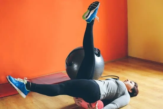 ESERCIZI BASE DI PILATES: esegui i movimenti lentamente e in modo controllato per massimizzare i benefici