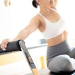 Allenamento Pilates a Muro Allenamento Pilates a muro: esercizi di stretching per un miglioramento della postura.