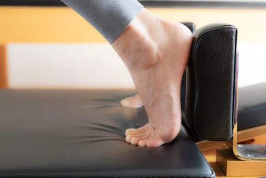 10 esercizi Pilates con rullo per tonificare tutto il corpo