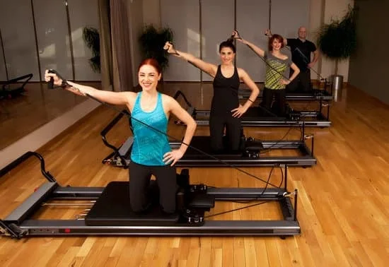 scopri il benessere con la pratica del Pilates tra fiori e natura