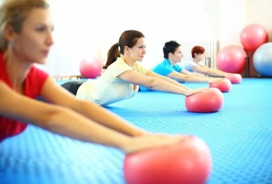 Esercizi di Pilates a corpo libero per tonificare e rafforzare il corpo