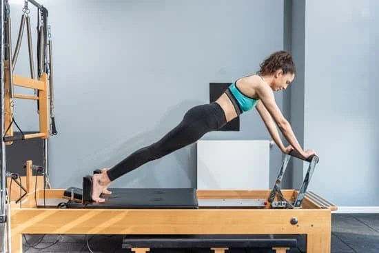 Raggiungi la forma con questi efficaci esercizi Pilates per la tua prossima sessione di foto
