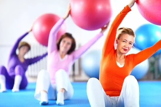 Esercizi con palla pilates per tonificare con prodotti Decathlon