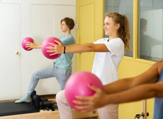 Scopri la LEZIONE BASE DI PILATES per una migliore postura e flessibilità