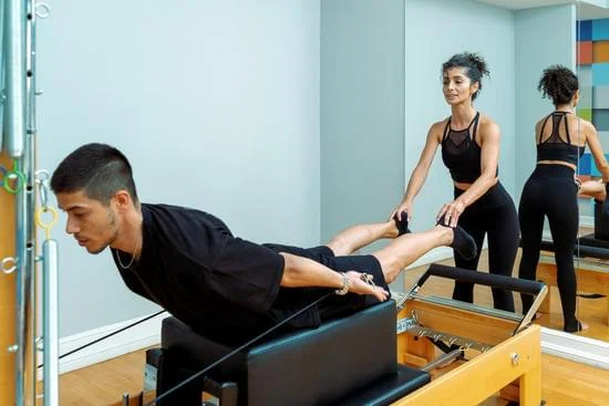 Sperimenta i benefici della lezione di Pilates con palla per un allenamento completo