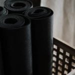 Pilates a Muro Addominali Pilates a muro per tonificare gli addominali in modo efficace e innovativo