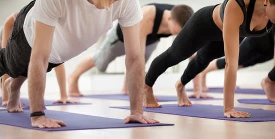 Scopri la comodità e lo stile con la nostra maglia pilates donna, ideale per allenamenti confortevoli