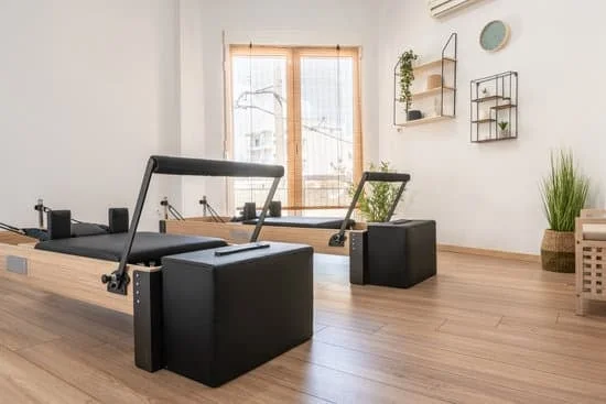 Esercizi pilates con immagini dettagliate per una pratica efficace