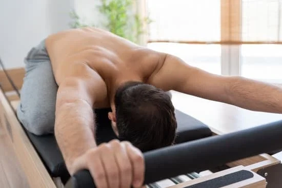 Scopri l'allenamento completo con Pilates al muro per principianti gratis