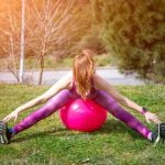 Esercizi con la palla pilates con elastici per un allenamento completo