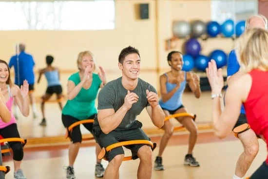 Perfetta la tua postura con una Lezione di Pilates con palla grande