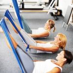 Allenati in gruppo con un insegnante qualificato per scoprire i benefici del Pilates. Buona forma assicurata