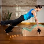 Roller Pilates Esercizi Schiena Allenati con esercizi di roller pilates per rinforzare la schiena e migliorare la postura