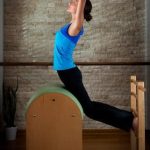 Scopri cos'è il Pilates Barrel e migliora la tua postura e flessibilità con questo strumento versatile