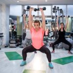 Allenamenti di Pilates intensi e divertenti con il tubo blu per un lavoro muscolare profondo ed efficace